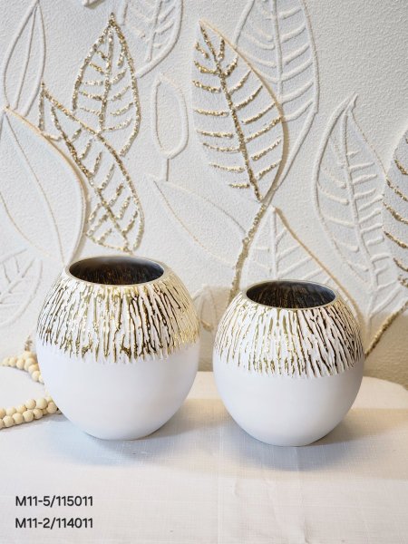 مزهرية زجاج ابيض محزز نص ذهبي