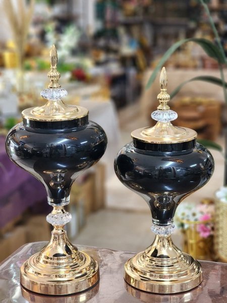 مزهرية زجاج اسود مع غطاء بيوتر