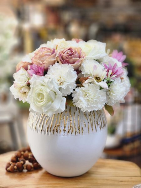 مزهرية زجاج مع ورد